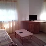 Lovely 1-bedroom In Olhos De Agua דירה *